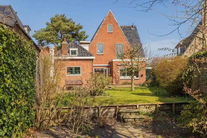 Huis te koop Johannes Verhulstlaan: Jaren 30 woning aan vaarwater