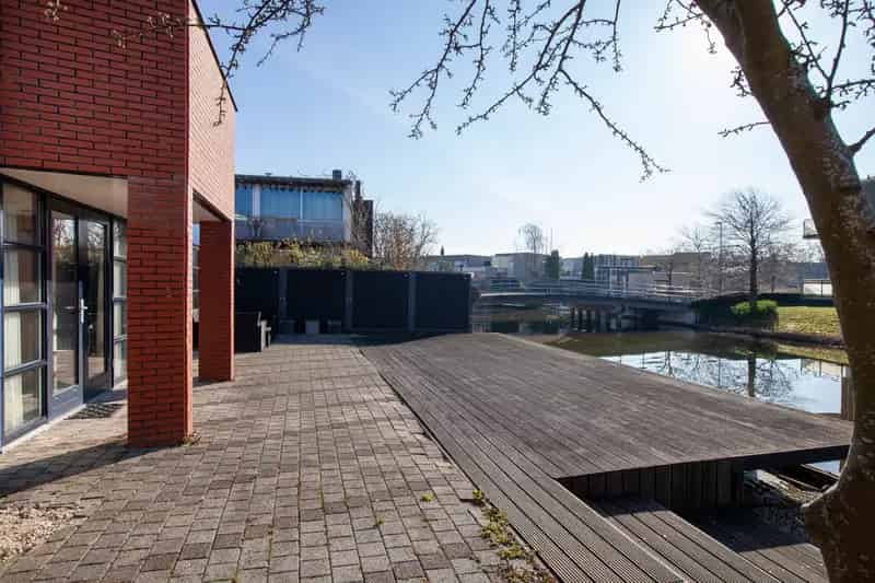 Vrijstaande Villa Zoetermeer 6 slaapkamers Ruime tuin aan het water