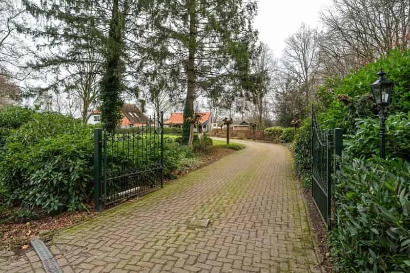 Kop-rompboerderij met paardenstallen en weiland