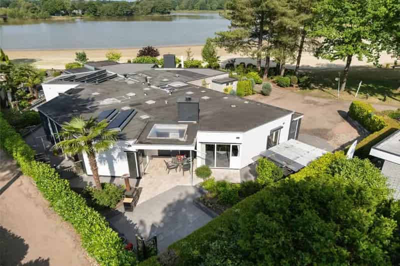 Bungalow Ermerzand 15: 4 slaapkamers, aan het water