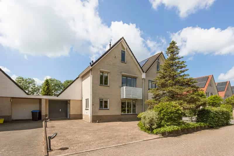 Huis te koop Mijdrecht 4 slaapkamers grote tuin aan het water