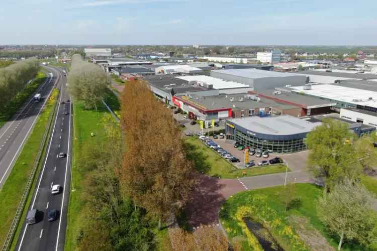 Bedrijfshal Sneek te koop: Showroom, werkplaats en kantoor aan A7