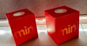 2 HomePod mini Oranje op Houten Statief