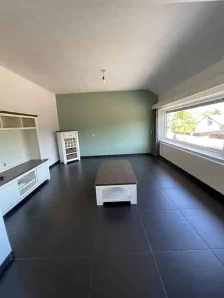 Ruim appartement met dakterras en drie slaapkamers