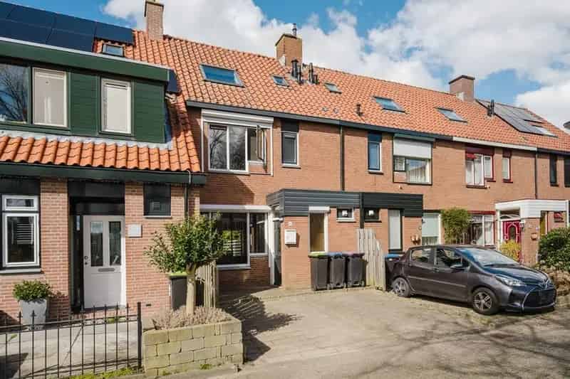 Ruime eengezinswoning 4 slaapkamers eigen oprit