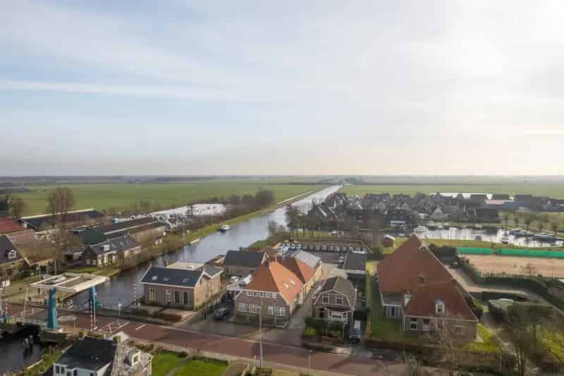 Vrijstaande woonboerderij met bedrijfsruimte te Scharsterbrug