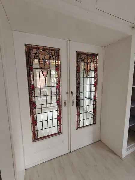 Studentenwoning Unieke Glas in Lood Ramen Grote Balkon