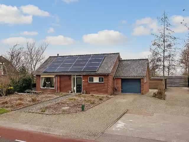 Semi-bungalow Abbenes Ruim Perceel Zwembad Garage