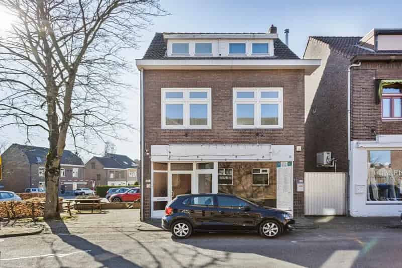 Belegging Meerssen: Woon-Winkelpand met 2 Winkels en Parkeerterrein