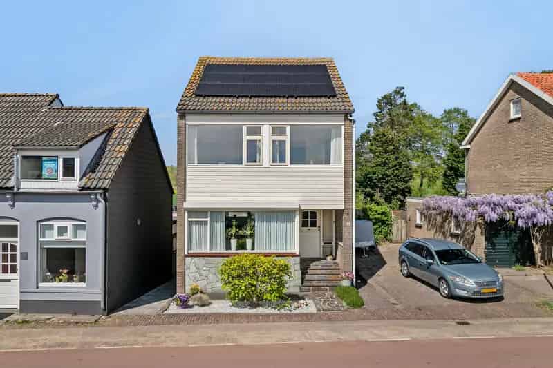 Huis te koop Lage Zwaluwe: Ruime woning met souterrain en 9 PV panelen