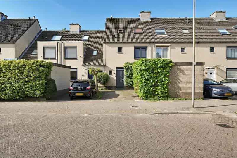 Huis te koop Zoetermeer: 4 slaapkamers, tuin aan het water