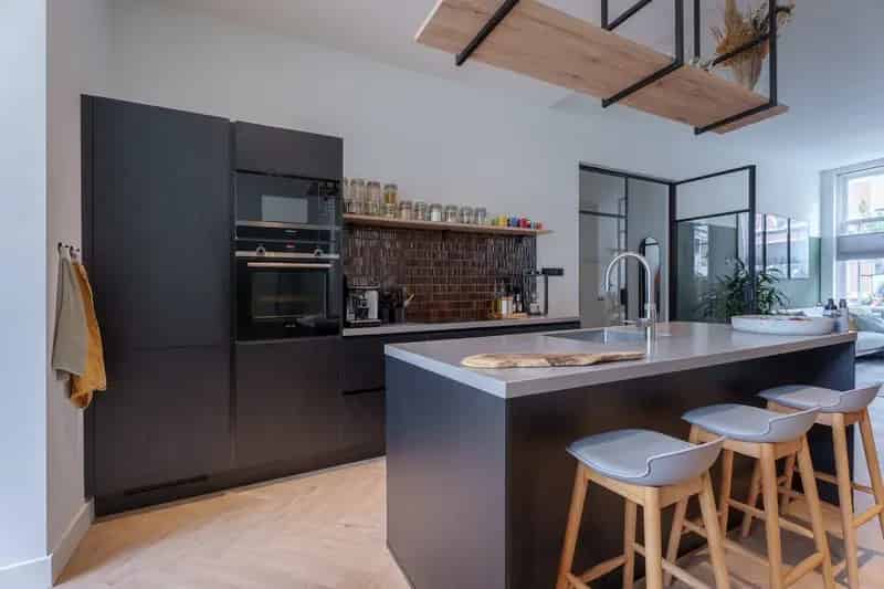 Gerenoveerd 4-kamer appartement Bezuidenhout 105m2