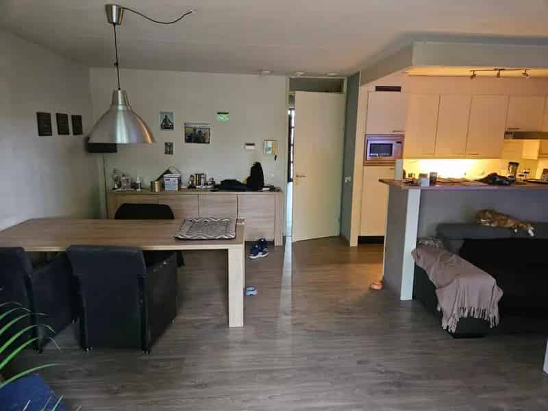 Groot Appartement zoekt Huisgenoot