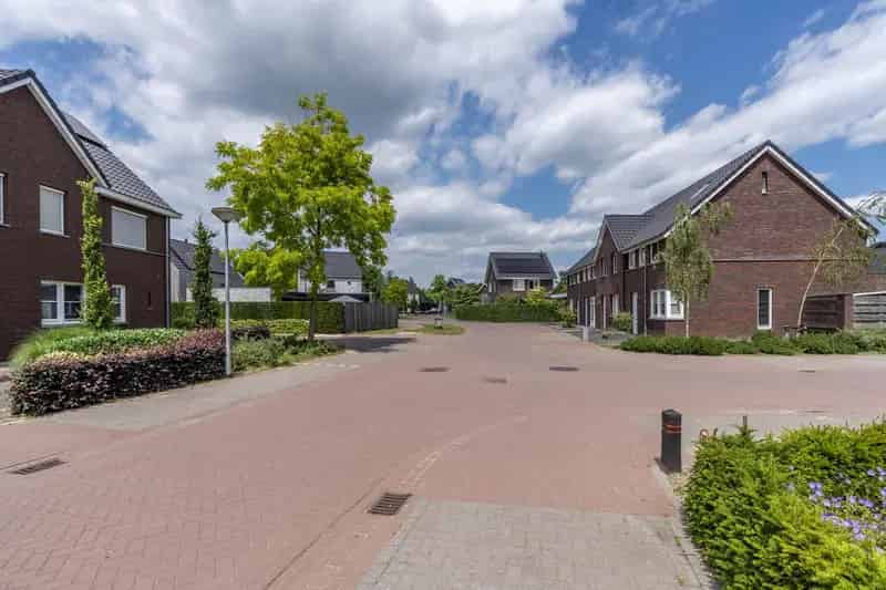 Instapklare Tweekapper met Ruime Tuin en Moderne Uitstraling