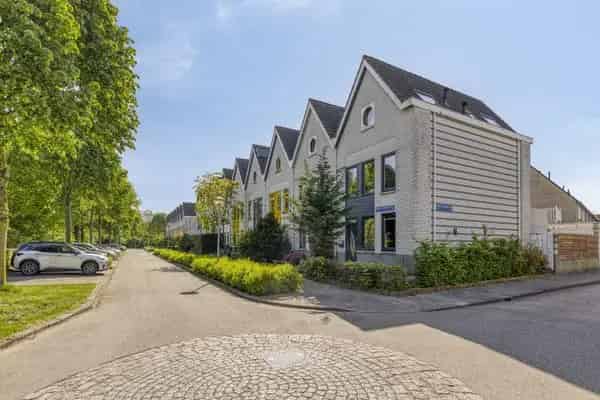 Gerenoveerde 5 Slaapkamers Hoekwoning Almere Filmwijk