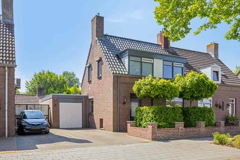 2-onder-1-kapwoning Made: Ruime woning met garage en diepe tuin