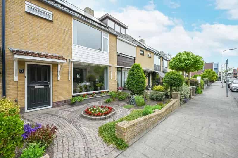 Huis te koop 's-Gravenzande: 4 slaapkamers, serre, centrum