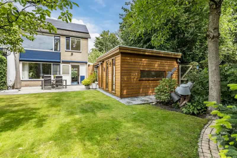 Huis te koop Leusden: Ruime hoekwoning met 4 slaapkamers en diepe tuin