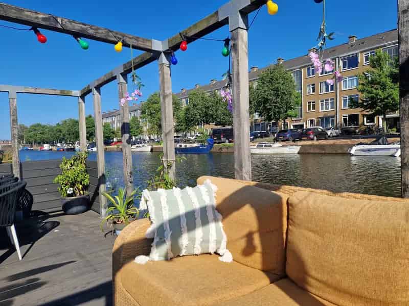 Woonboot in Haagse volksbuurt