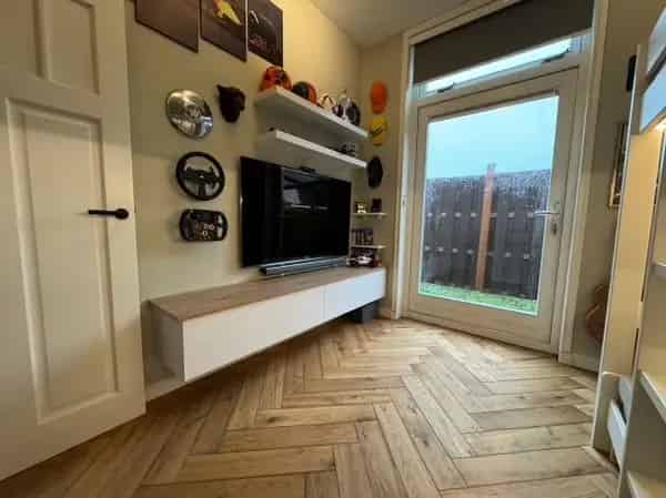 Ruim 4-kamer appartement penthouse met dakterras te koop