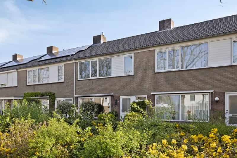 Ruime Tussenwoning Rosmalen Garage 3 Slaapkamers Uitbouw