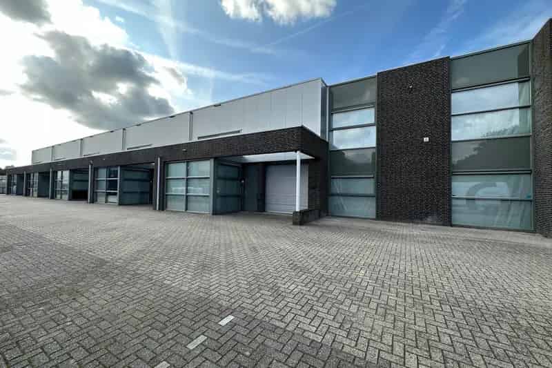 Bedrijfshal Tilburg te huur 165m2 Kantoor 76m2