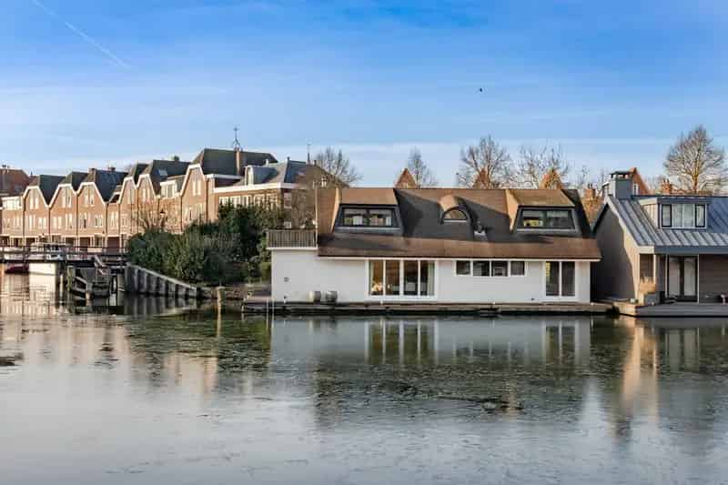 Woonark te koop Hoorn Binnenhaven Ruime Tuin 2 Slaapkamers