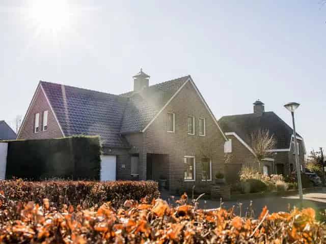 Ruime woning met 4 slaapkamers en 2 garages te koop