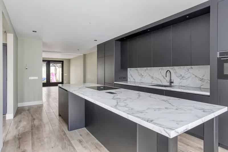 Huis te koop Tilburg: Ruime middenwoning met uitbouw