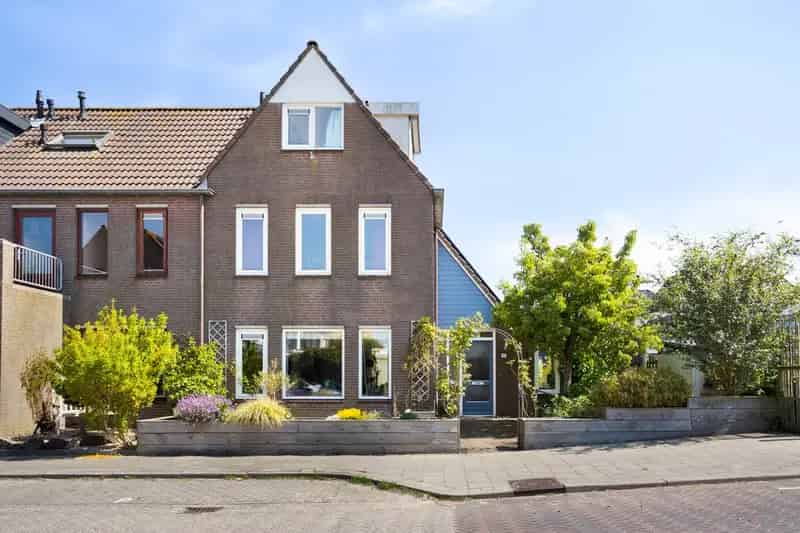 Huis te koop Landsmeer: Royale hoekwoning met tuin aan vaarwater