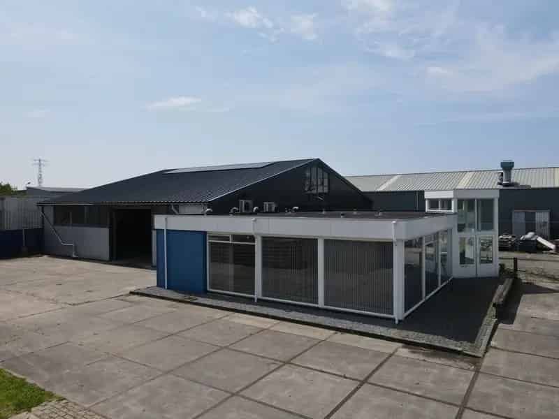 Bedrijfshal te Huur Drachten 419m2 Kantoor 153m2 Zonnepanelen