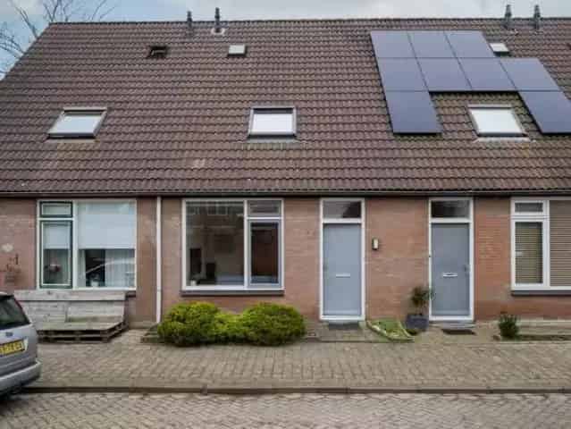 Hondsdraf 73 Zwaag: Gezinswoning met Moderne Keuken en Diepe Tuin