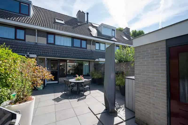 Moderne Tussenwoning Breukelen 3 slaapkamers Parkeerplaats Zonnige Tuin