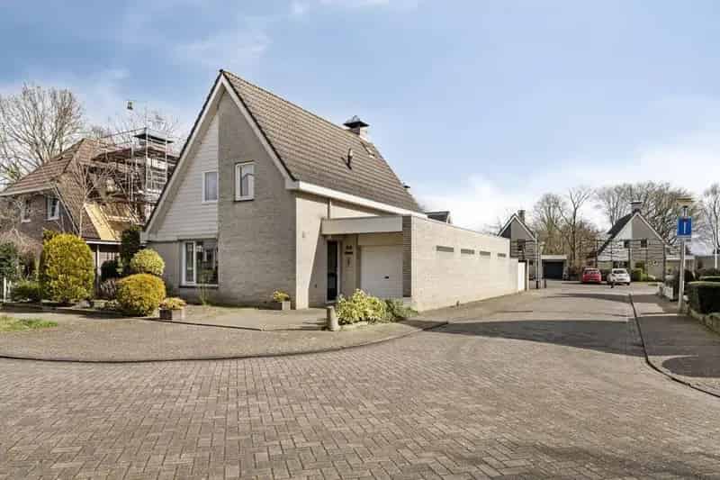 Vrijstaande woning Halsteren - Ruime garage - 2 slaapkamers
