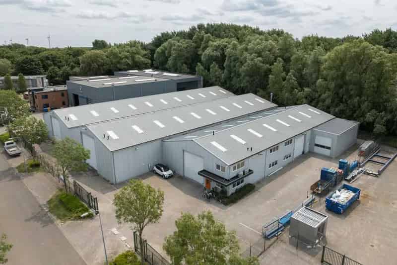 Bedrijfshal te Huur Stellendam 2700m2 Opslag Productie Kantoor