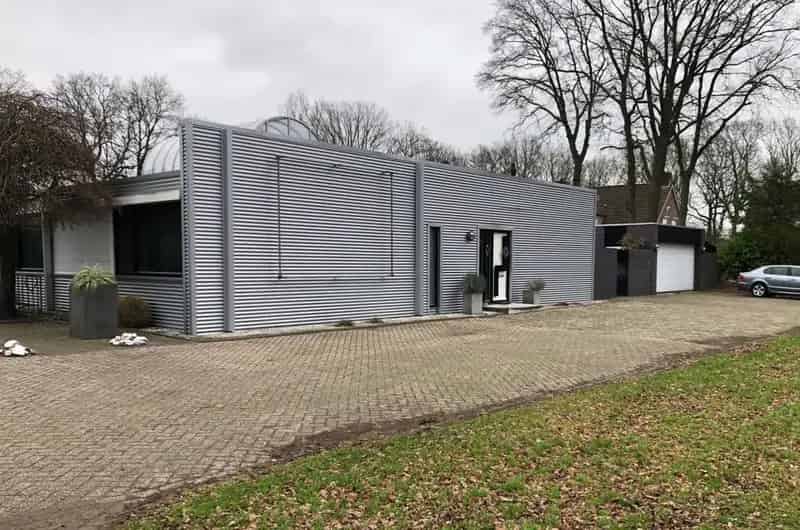 Bedrijfshal Halsteren: Moderne Bedrijfswoning met Ruime Bedrijfsruimtes