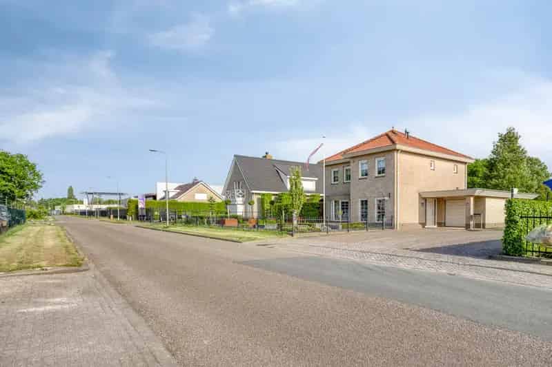 Bedrijfshal Sprundel Vrijstaande Woning met Bedrijfsruimte