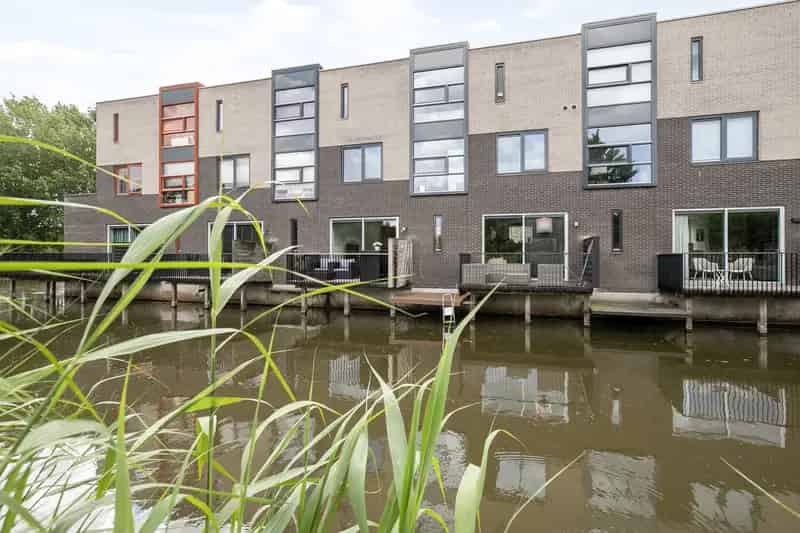 Familievriendelijk huis aan het water te Almere