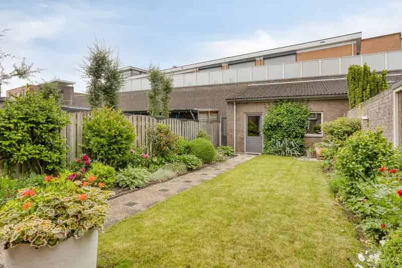 Tussenwoning Ammerzoden 3 slaapkamers Diepe tuin Grote garage
