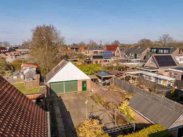 Hoekwoning met diepe tuin en dubbele garage Hoogeveen