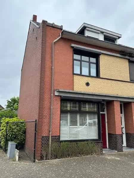 Goed Onderhouden Hoekwoning Direct Verkrijgbaar