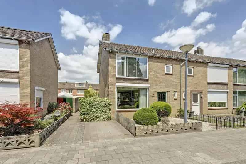 Ruime Hoekwoning Waalwijk 3 Slaapkamers Nabij Scholen en Winkels