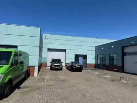 Bedrijfshal Den Haag 825m² te huur Zilverstraat