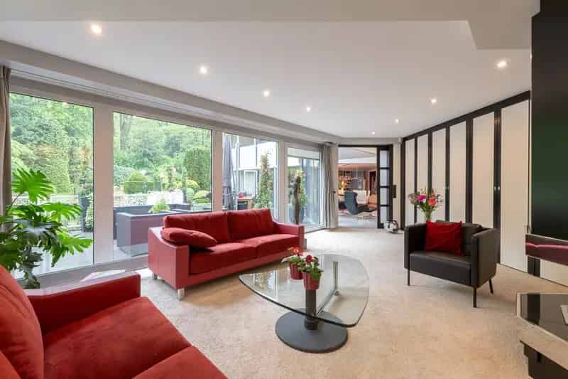Luxe Villa te Koop in Laren: 760m² Woongenot met Zwembad en Zonnepanelen