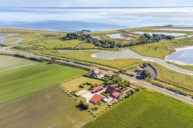 Woonboerderij met 10 slaapkamers en schuren nabij Zierikzee