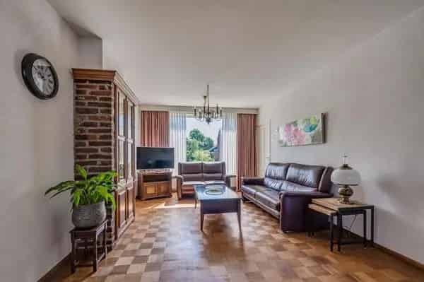 Zeer ruime halfvrijstaande woning te Velden