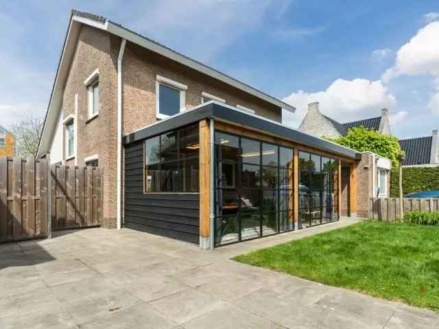 Bedrijfswoning met bedrijfshal te Bunschoten Spakenburg