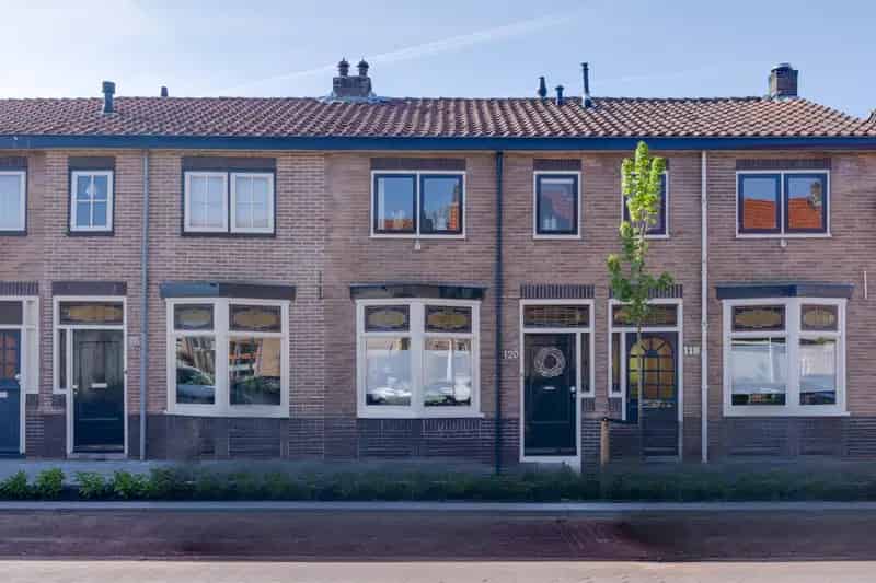 Huis te koop Venenlaan Hoorn: Gerenoveerde Tussenwoning met Garage