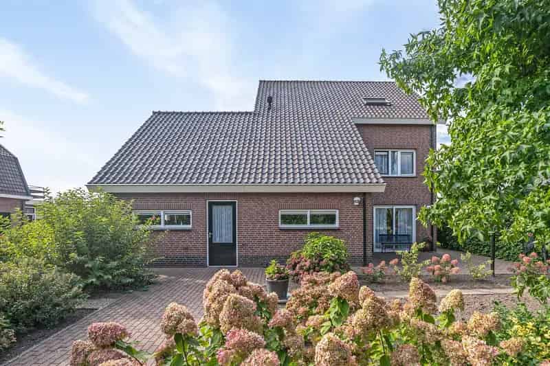 Vrijstaande woning Valburg 6 slaapkamers grote tuin
