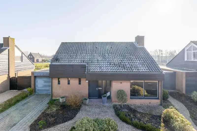 Vrijstaande woning Herkingen: 2 badkamers, garage, tuin op het oosten